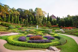 Il giardino della villa reale di Doi Tung a Chiang Rai, Thailandia - © Vinai Thongumpai / Shutterstock.com