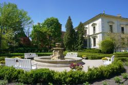 Il giardino di Villa Edward Herbst a Lodz, Polonia. L'elegante palazzo fu costruito nel 1876 per Matylda, figlia del grande imprenditore di Lodz.
