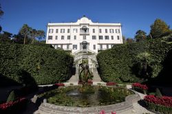 Il giardino e la elegante facciata di Villa Carlotta, una delle residenze più belle sulle rive del Lago di Como - © charnsitr / Shutterstock.com
