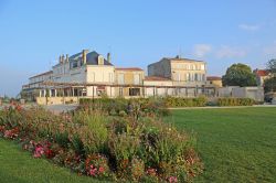 Il giardino fiorito di piazza della Repubblica a Pons, Francia.
