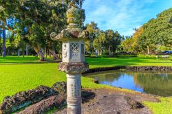 Il giardino giapponese nel parco di Liliuokalani nella città di Hilo, Hawaii. Si dice che le Hawaii siano i più grandi giardini giapponesi fuori dal Giappone.
