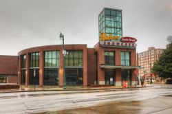 Il Gibson Guitar Building nei pressi di Beale Street a Memphis, Tennessee. Questa strada è celebre per gli edifici storici e i legami con musicisti - © Harold Stiver / Shutterstock.com ...