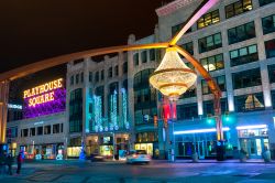 Il gigantesco lampadario sospeso in Euclid Avenue nel centro del distretto culturale di Cleveland, Ohio: siamo in Playhouse Square - © Kenneth Sponsler / Shutterstock.com
