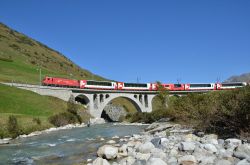Il Glacier Express, il treno che va da St-Moritz a Zermatt via Coira, Disentis, Andermatt e Briga (Svizzera). Per percorrere l'intero tragitto impiega all'incirca 7 ore e mezzo; viene ...