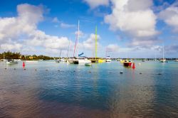 Golfo di Grand Baie, Mauritius - Catamarani e barche ormeggiati nella rada di Grand Baie, famosa per attività sportive come vela, windsurf, kitesurfing e altri sport di avventura © ...