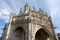 Il gotico slanciato della chiesa di Notre-Dame in Alencon, Francia