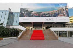 Il Grand Auditorium di Cannes, Costa Azzurra, Francia. Il celebre tappeto rosso sulla scalinata conduce all'ingresso del Palazzo dei Festival e del Congresso - © Baloncici / Shutterstock.com ...