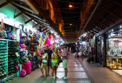 Il Grand Bazar di Alanya, Turchia: è considerato il più antico centro per lo shopping della città - © muratart / Shutterstock.com