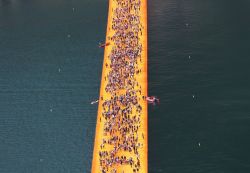 Il grande afflusso di turisti sulle Floating Piers, l'installazione di Christo sul Lago d'Iseo - © Piergiovanni M / Shutterstock.com 