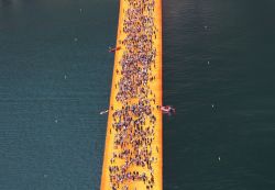 Il grande afflusso di turisti sulle Floating Piers, l'installazione di Christo sul Lago d'Iseo - © Piergiovanni M / Shutterstock.com 