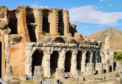Il grande anfiteatro di Capua, una delle vestigia romane della Campania