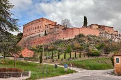 Il grande castello che domina il borgo toscano di San Giovanni d'Asso sulle Crete Senesi in Toscana