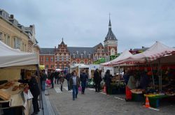 Il grande mercato nei pressi del Palazzo di GIustizia di Nivelles - © trabantos / Shutterstock.com
