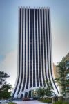 Il grattacielo Metropolitan a Rochester, New York (USA). Completato nel 1973, questo edificio si distingue per le sue "alette"  bianche e le curve verso l'esterno alla base ...