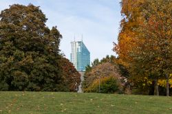 Il grattacielo Skrapan nella città di Vasteras, Svezia, fotografato dal parco centrale. Dalla cima dell'edificio si gode una vista a 360 gradi sulla città e i suoi dintorni.



 ...