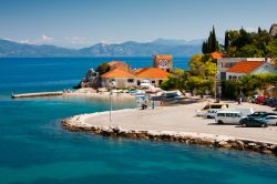 Il grazioso porto di Trpanj, Croazia. Panorama del mare e del porticciolo cittadino nella penisola di Poljesac - © Evan Lorne / Shutterstock.com