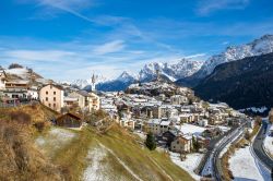 Il grazioso villaggio di Arolla, Svizzera, in inverno. Siamo nella Val d'Hérens ai piedi di cime maestose: questo piccolo paesino è punto di partenza per escursioni in montagna ...