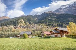 Il grazioso villaggio di Les Contamines-Montjoie nei pressi del Domes de Miage (Francia). Si trova nel dipartimento dell'Alta Savoia, nella regione dell'Alvernia-Rodano-Alpi.
