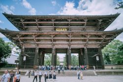 Il Great South Gate of Todaiji ("Great Eastern Temple") di Nara nei pressi di Osaka, Giappone. 
Questo tempio è uno dei più famosi e storici di tutto il paese oltre ...