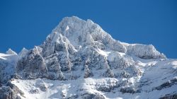 Il gruppo montuoso dei Dents du Midi, cantone del Vallese, Champery, Svizzera. La cima più alta è la Haute Cime des Dents du Midi che raggiunge i 3257 metri di altitudine.



 ...