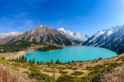 Il lago Almaty Lake, dal particolare colore verde, tra le montagne del Kazakistan meridionale, non lontano dall'omonima città e dal confine con il Kirzigistan. - © ...