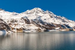 Il lago artificiale di Chevril fra le montagne della Savoia, Francia: si trova fra Tignes e la Val d'Isère a 1800 metri di altitudine.



