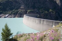 Il lago artificiale di Place-Moulin a Valpelline, Valle d'Aosta. Formato dalle acque del torrente Buthier, è uno dei più grandi laghi della regione. La diga venne costruita ...