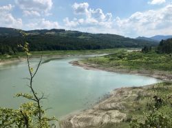 Il lago artificiale di Trebecco, formato dalla Diga del Molato a Zavattarello, Lombardia.