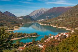 Il lago Barrea incastonato tra le montagne d'Abruzzo