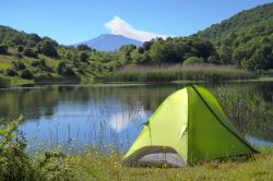 Il lago Biviere a nord di Cesarò in Sicilia, sullo sfondo il vulcano Etna