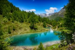 Il Lago Blu di Arolla, Evolene, Svizzera. La tonalità azzurra di questo specchio lacustre è dovuta alla combinazione fra le alghe e la cromia del ghiacciaio.



