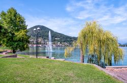 Il lago Ceresio e la fontana di Lavena Ponte Tresa in Lombardia.