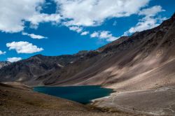 Il lago Chandratal a Lahual, Himachal Pradesh, India. All prime ore del giorno, per soli 2 minuti, è possibile ammirare una perfetta immagine speculare del bacino naturale riflessa nelle ...