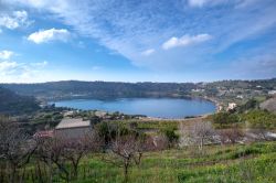 Il Lago d'Averno nei Campi Flegrei in Campania, vicino a Pozzuoli