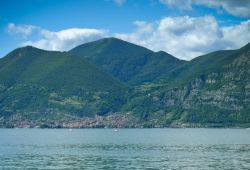 Il lago d'Iseo e sullo sfondo il borgo di Predore in Lombardia