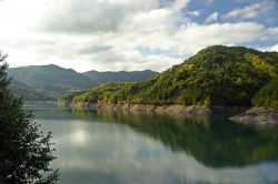 Il Lago del Brugneto fa parte del territorio di Torriglia in Liguria - © Alessandro Vecchi, CC BY-SA 3.0, Wikipedia