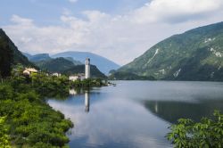 Il Lago del Corlo ad ovest di Feltre in Veneto - © andyparker72 / Shutterstock.com
