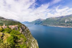 Il Lago del Garda dalla Terrazza Del Brivido a Tremosine in Lombardia