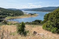 Il lago del Liscia a nord di Calangianus in Sardegna