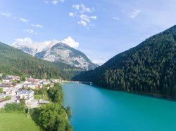 Panorama sul lago di Auronzo o di Santa Cristina, Auronzo di Cadore, Veneto. Grazie alla costruzione della diga, alta 55 metri, questa località ha visto un notevole sviluppo turistico.



 ...