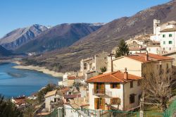 Il lago di Barrea e uno scorcio del villaggio, L'Aquila, Abruzzo, Italia. Il borgo occupa una sporgenza situata all'estremità orientale del lago racchiusa dalle fiancate dei monti ...