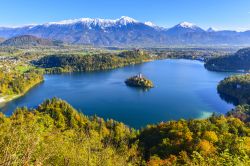Il lago di Bled fotografato dal monte Osojnica in Slovenia
