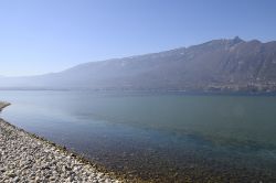 Il lago di Bourget con le montagne della Savoia sullo sfondo, Aix-les-Bains, Francia. Circondata da colline e monti, questa distesa d'acqua incontaminata offre la possibilità di praticare ...