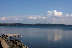 Il lago di Bracciano fotografato dalle rive di Trevignano Romano, nel Lazio.