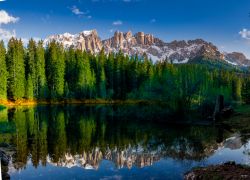 Il Lago di Carezza - Karersee, non lontano dal Passo Costalunga in Trentino-Alto Adige, Dolomiti.