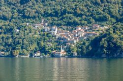 Il lago di Como e il villaggio di Pognana Lario in Lombardia