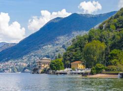 Il lago di Como fotografato dal borgo di Blevio in Lombardia