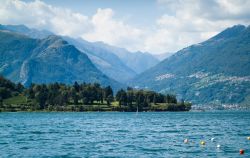 Il Lago di Como fotografato da Colico, sulla puna nord-orientale del Lario, vicino alla immissione del fiume Adda nel Lago - © Alexandra Thompson / Shutterstock.com