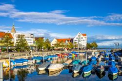 Il Lago di Costanza, Bodensee in tedesco, sul versante di Friedrichshafen (Germania): piccole barche da pesca ormeggiate in una giornata di sole.
