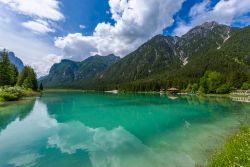 Il lago di Dobbiaco nelle Dolomiti, provincia di Bolzano, Trentino Alto Adige. Si tratta di un piccolo lago alpino di origine franosa situato in Val Pusteria a circa 106 km da Bolzano.



 ...